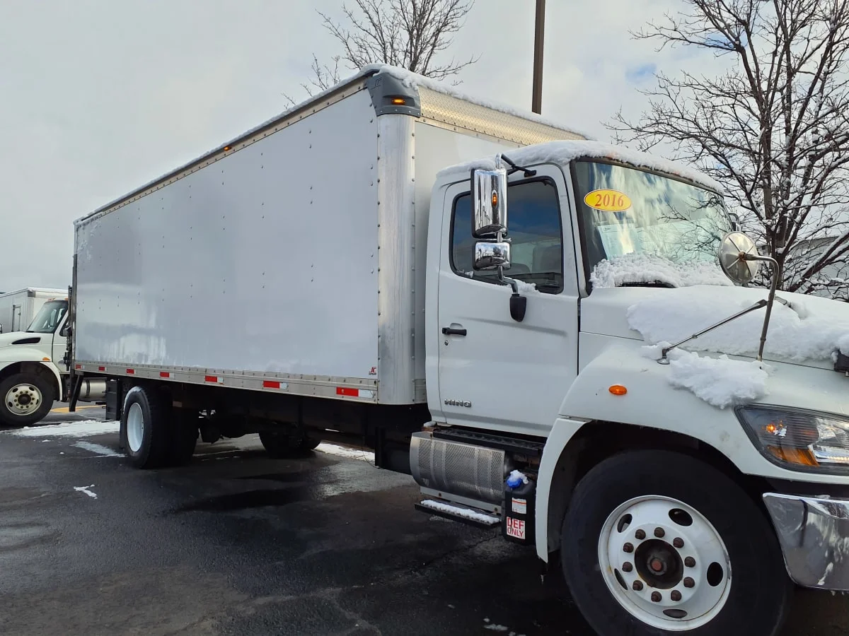 2016 Hino 338 - image 3