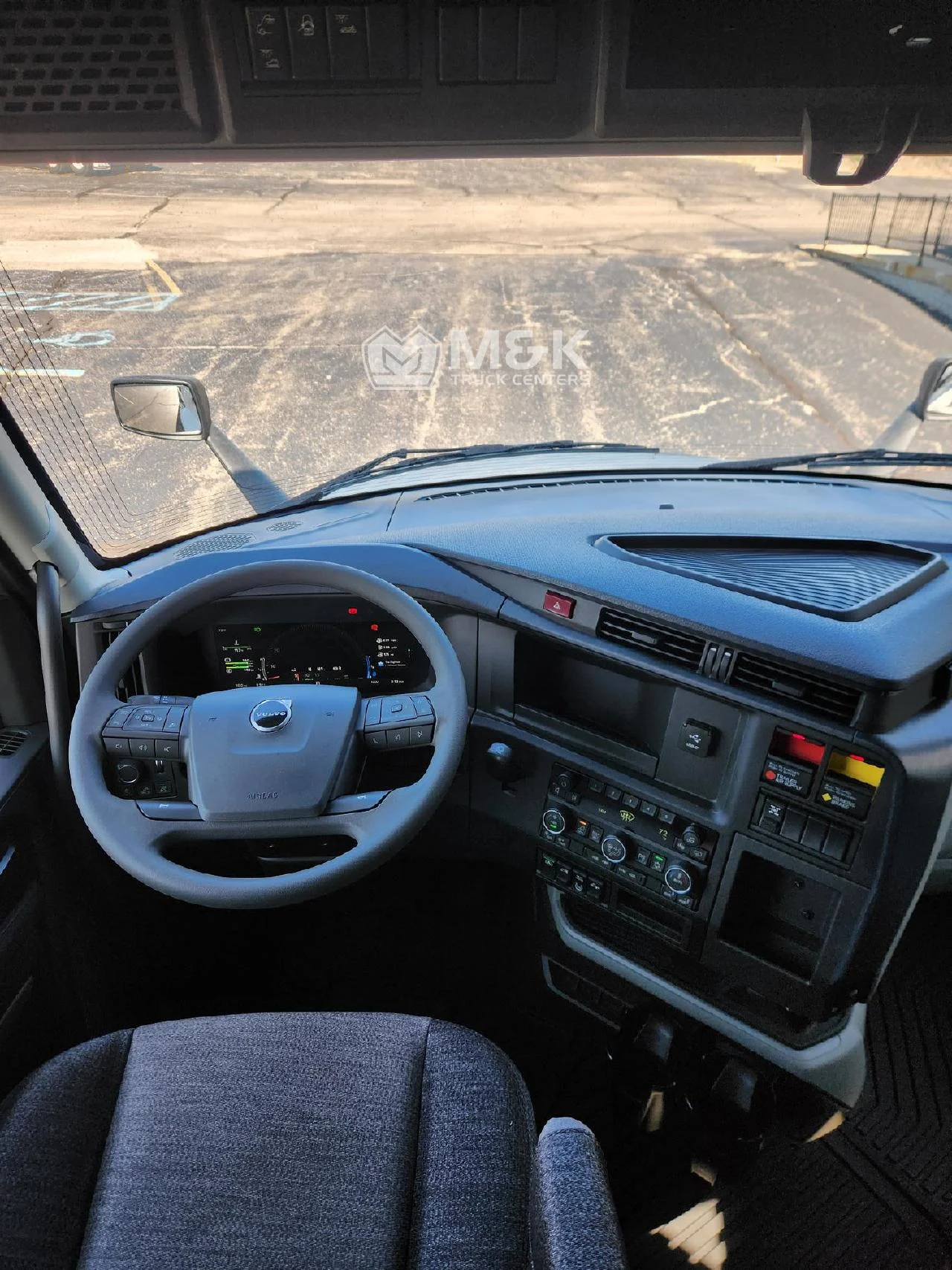 2026 Volvo VNL 860 in Sterling Heights, MI — photo 8