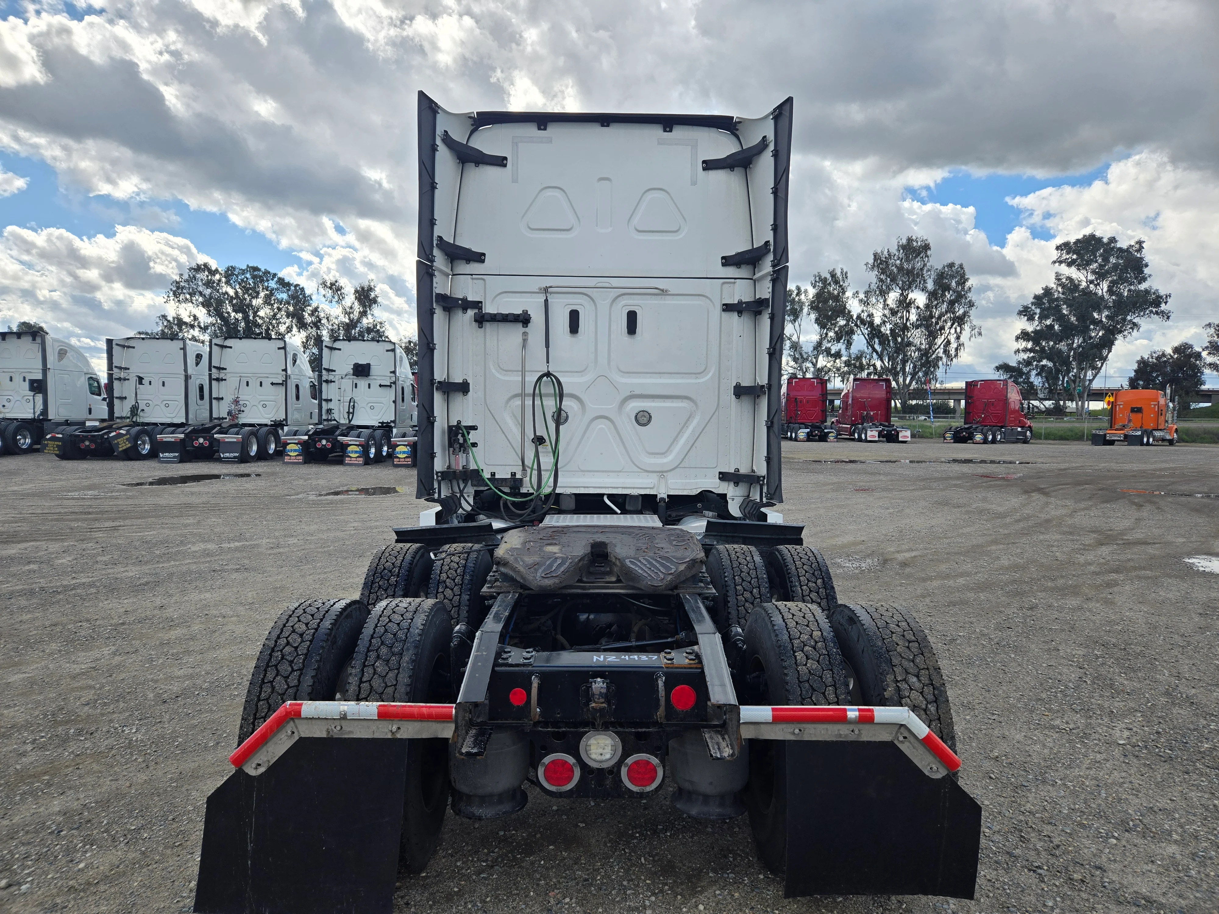 2023 Freightliner Cascadia in Fresno, CA — photo 6
