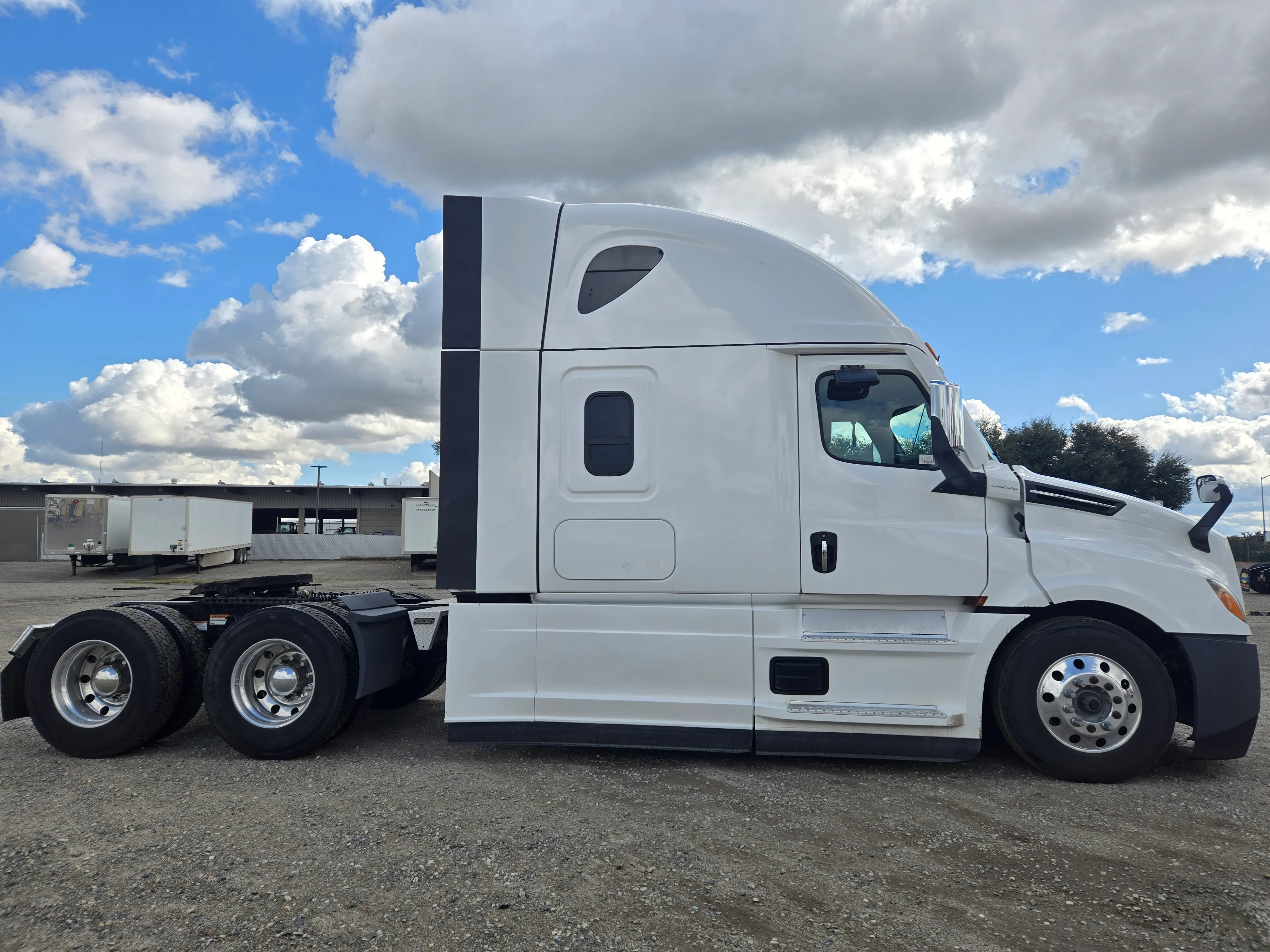 2023 Freightliner Cascadia in Fresno, CA — photo 4