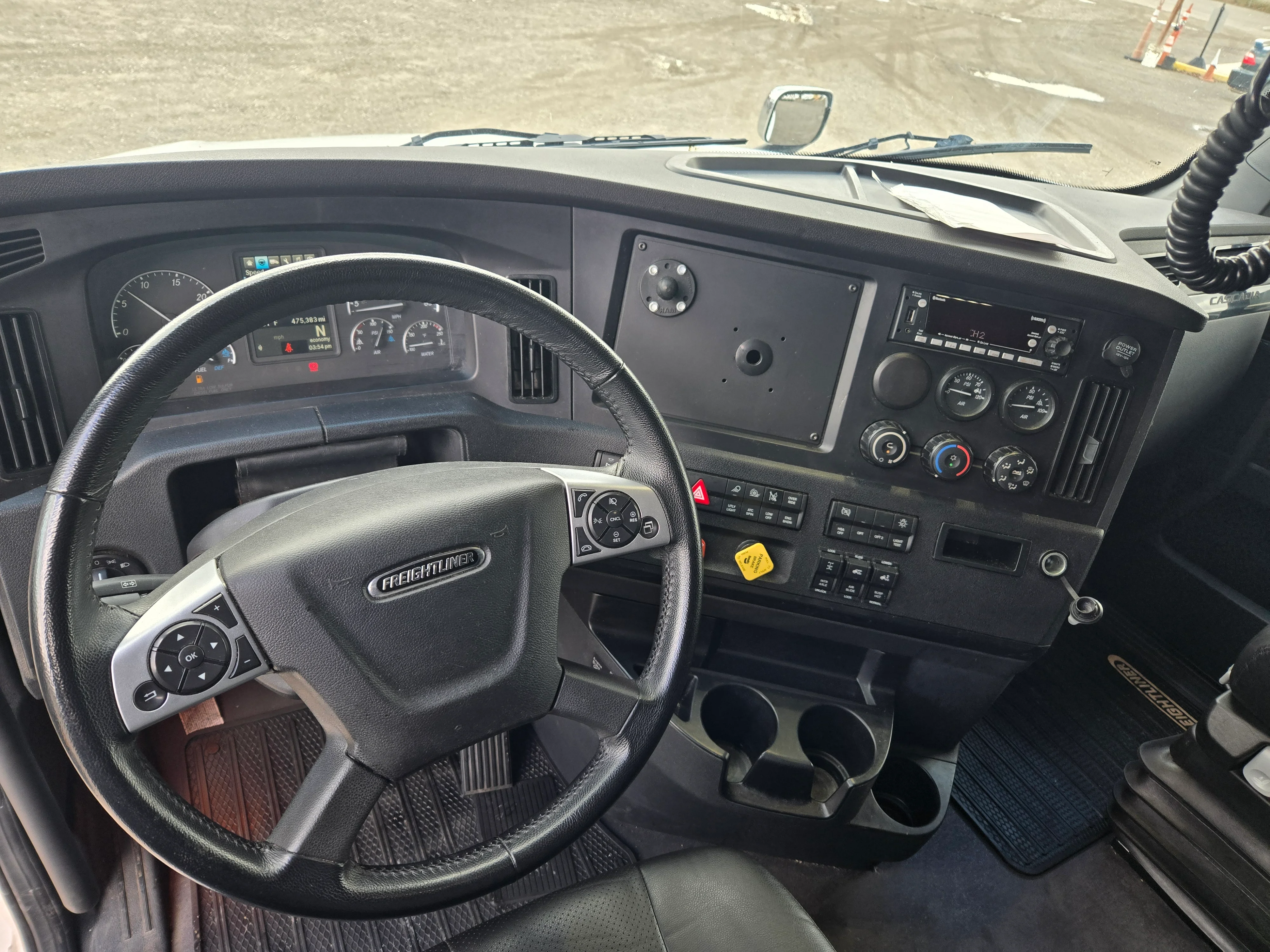 2023 Freightliner Cascadia in Fresno, CA — photo 11