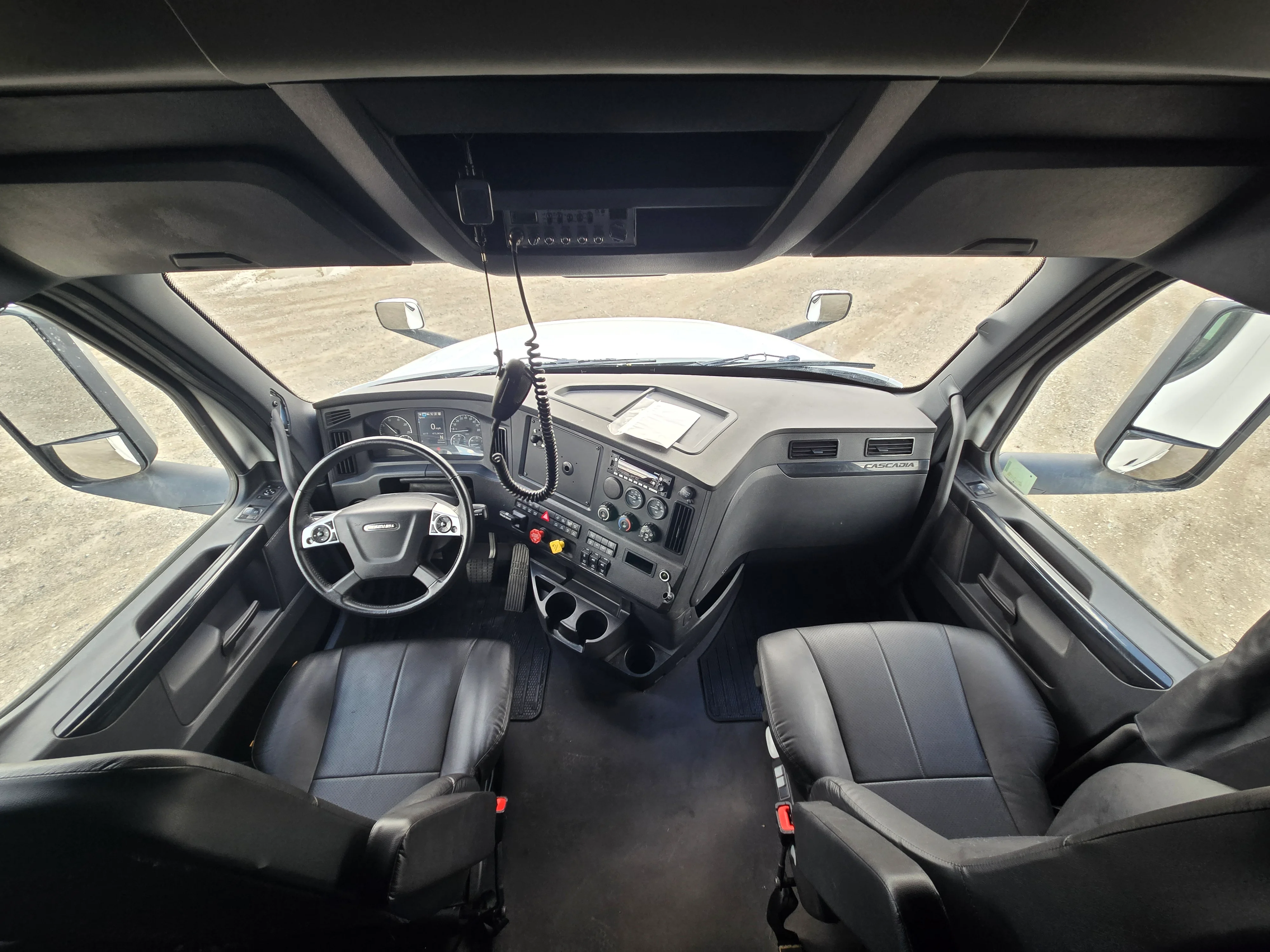 2023 Freightliner Cascadia in Fresno, CA — photo 9