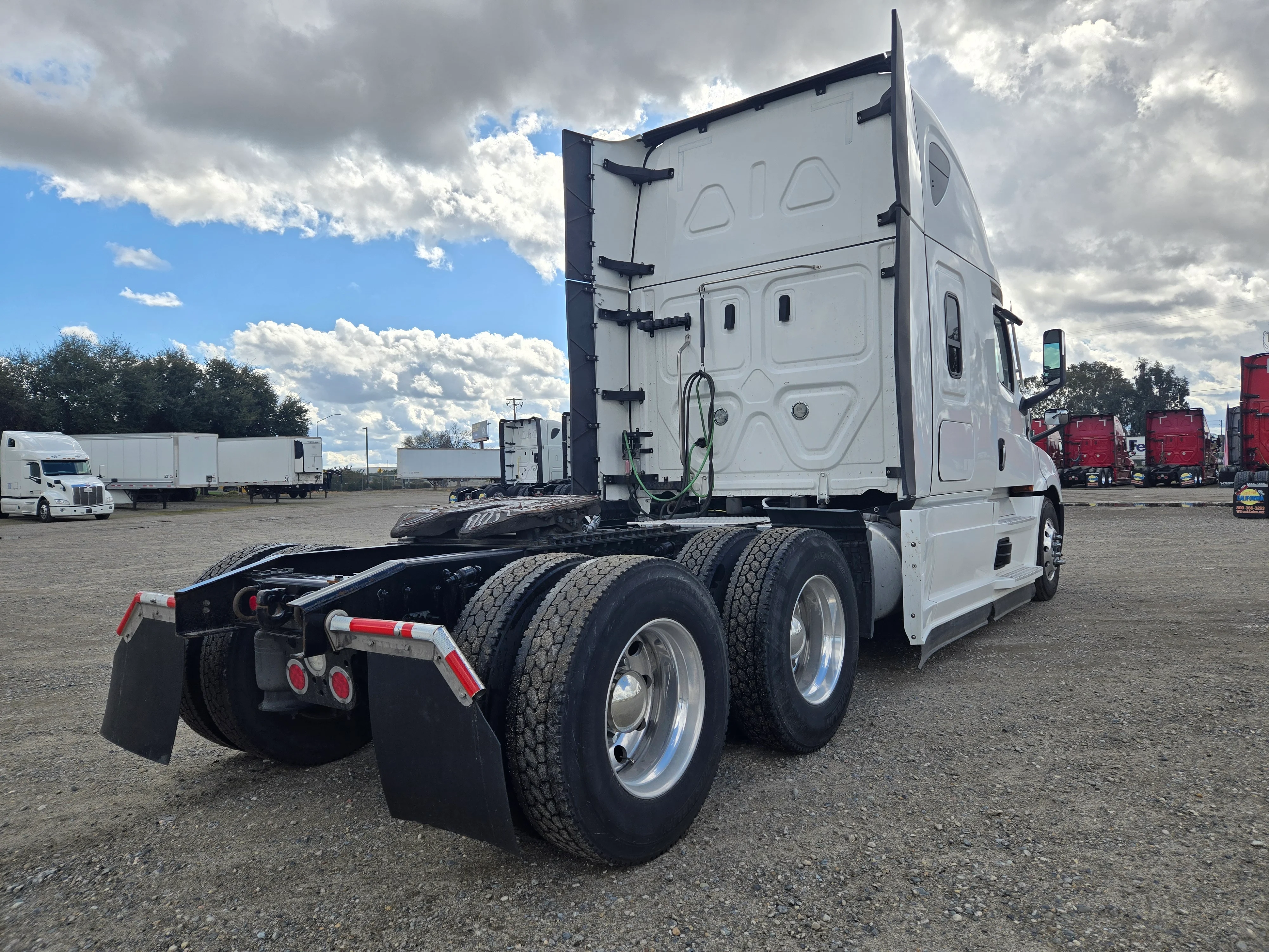 2023 Freightliner Cascadia in Fresno, CA — photo 5