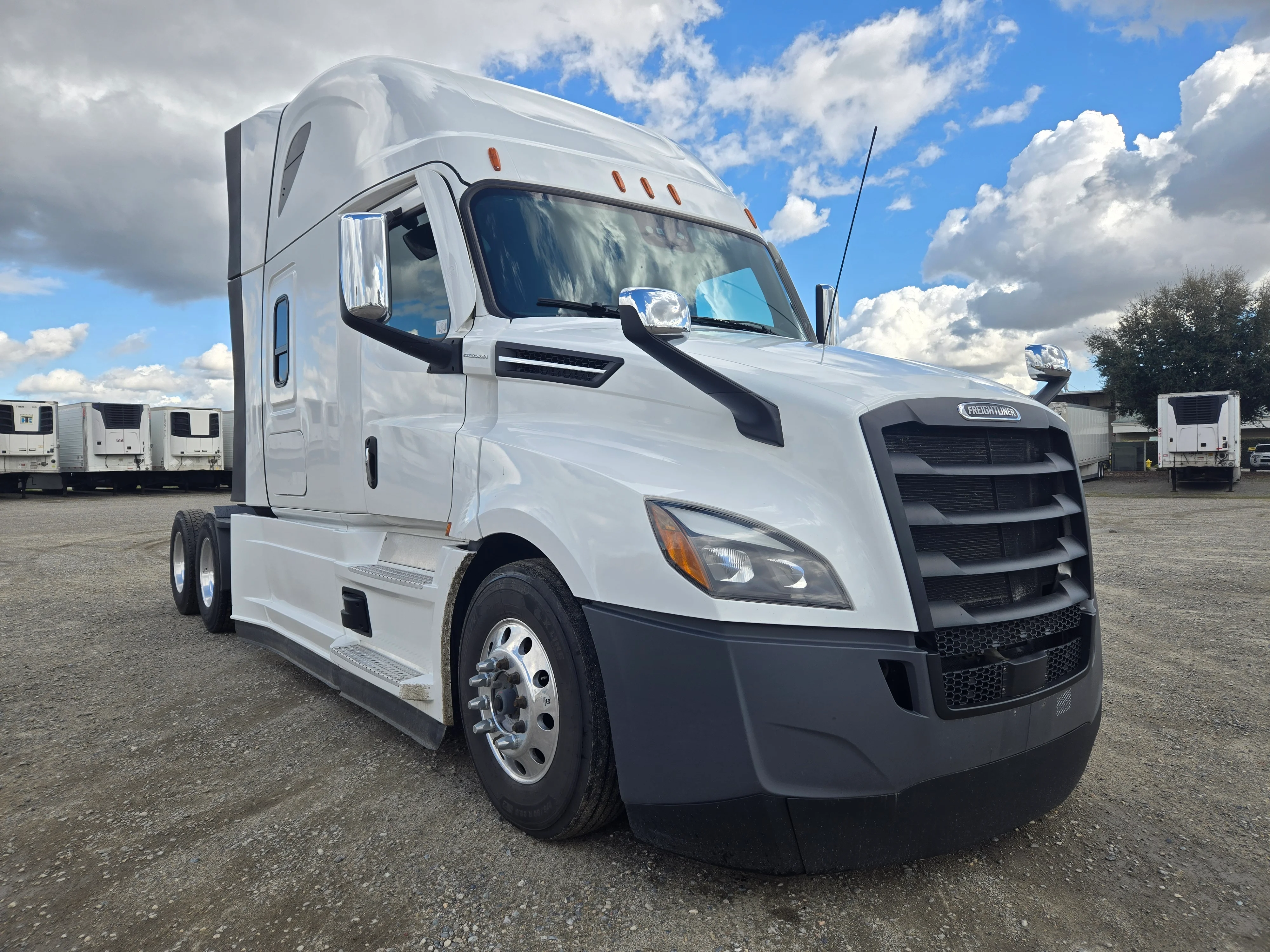 2023 Freightliner Cascadia in Fresno, CA — photo 3