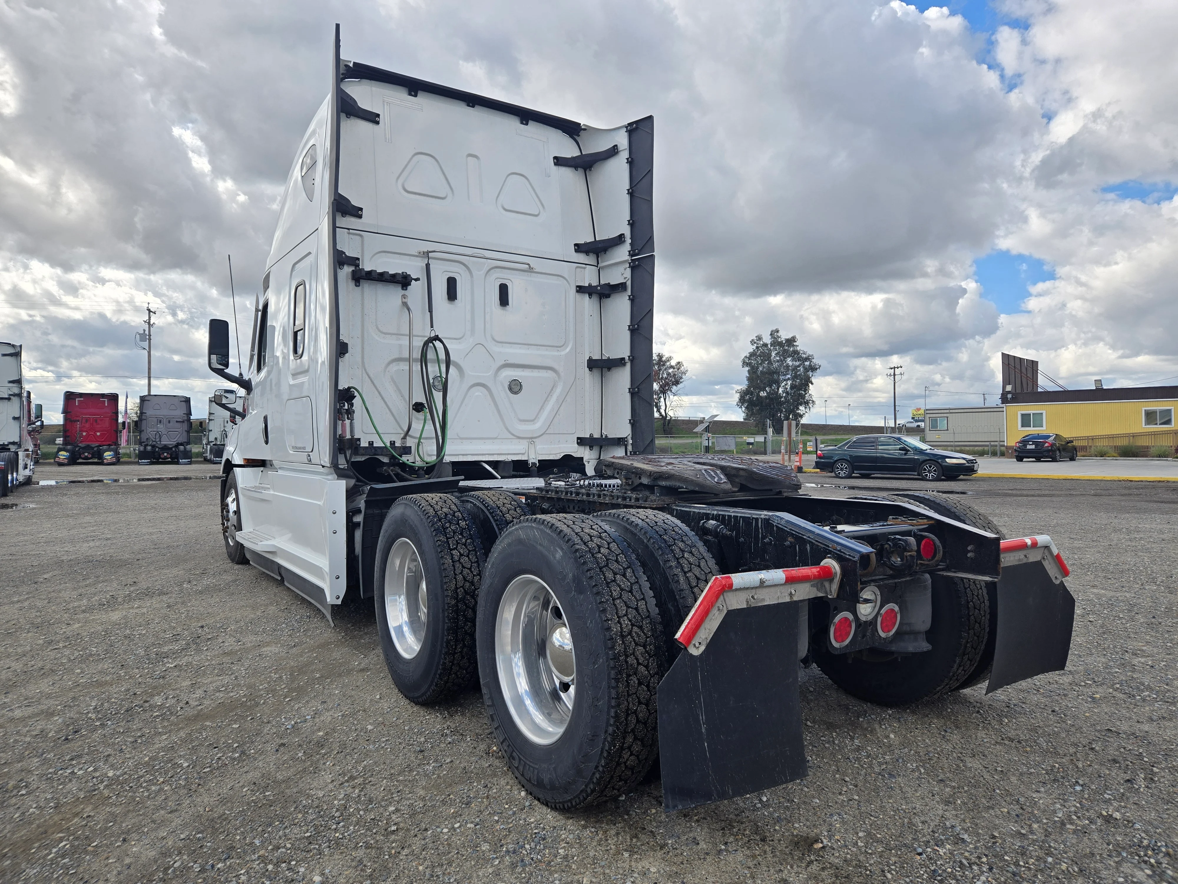2023 Freightliner Cascadia in Fresno, CA — photo 7