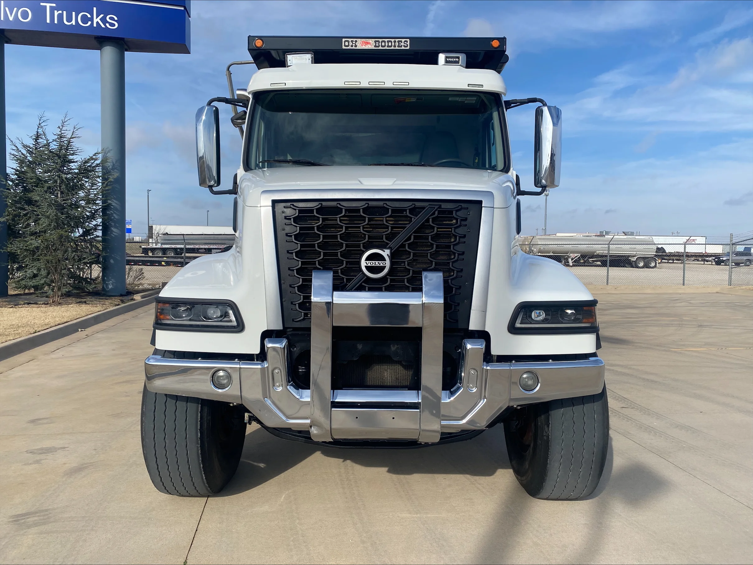 2023 Volvo VHD 300 in Tulsa, OK — photo 2