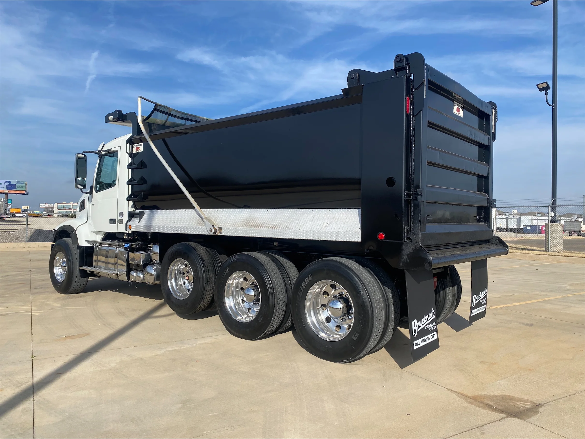 2023 Volvo VHD 300 in Tulsa, OK — photo 7