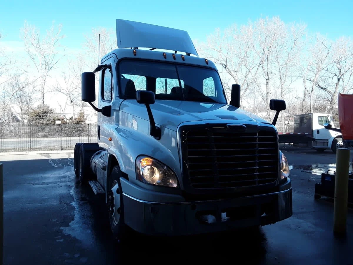 2019 Freightliner Cascadia in Kansas City, MO — photo 3