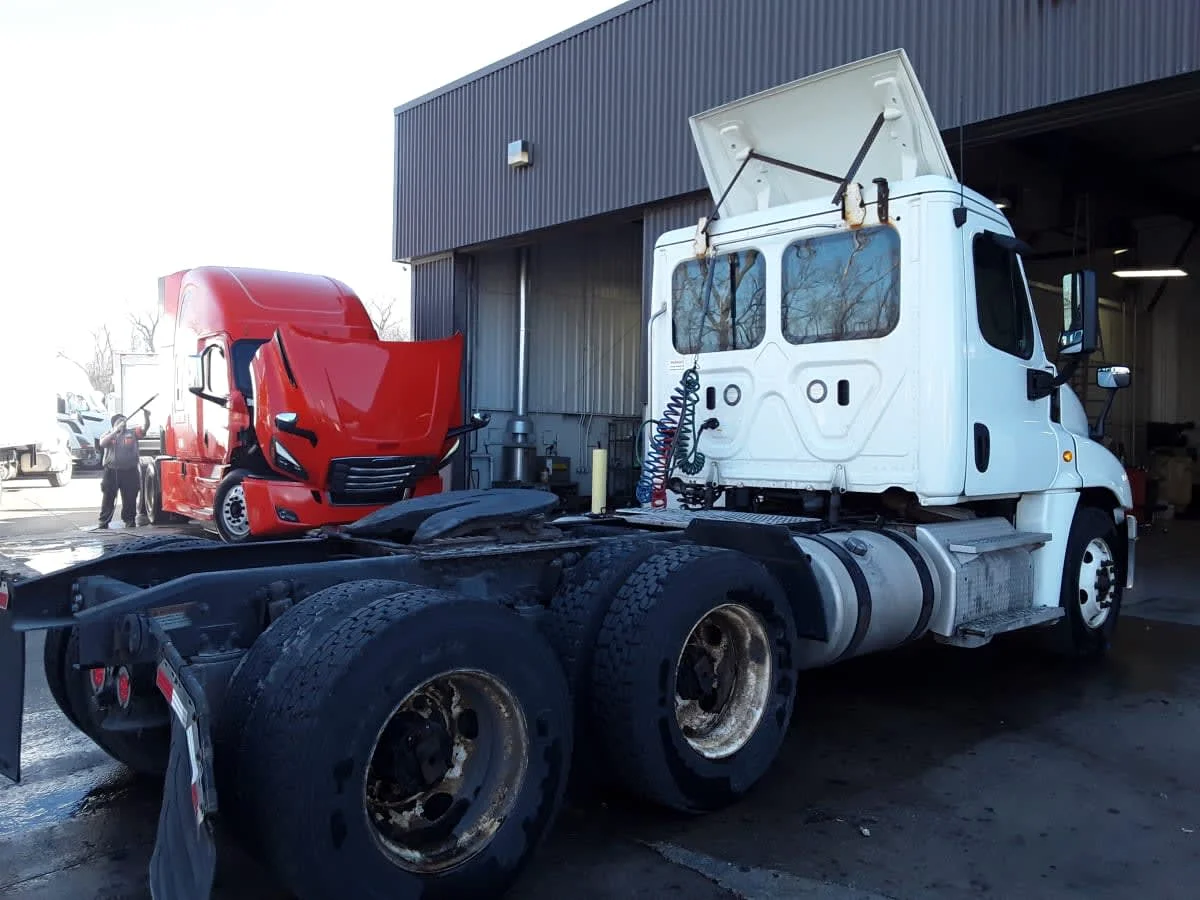 2019 Freightliner Cascadia in Kansas City, MO — photo 4