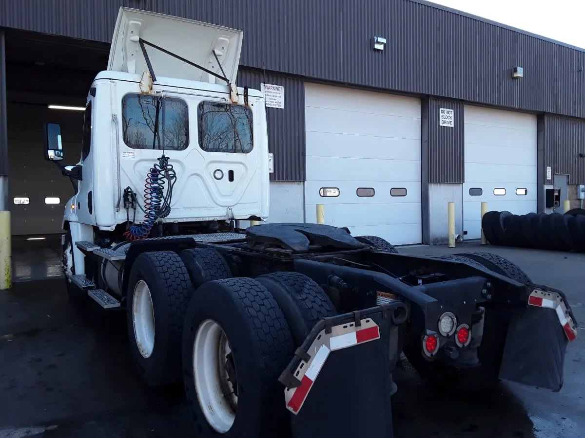 2019 Freightliner Cascadia in Kansas City, MO — photo 6