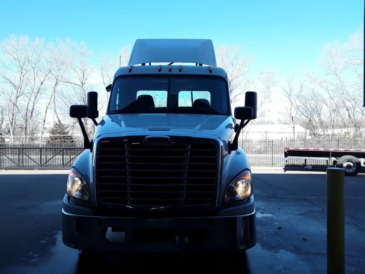2019 Freightliner Cascadia in Kansas City, MO — photo 2