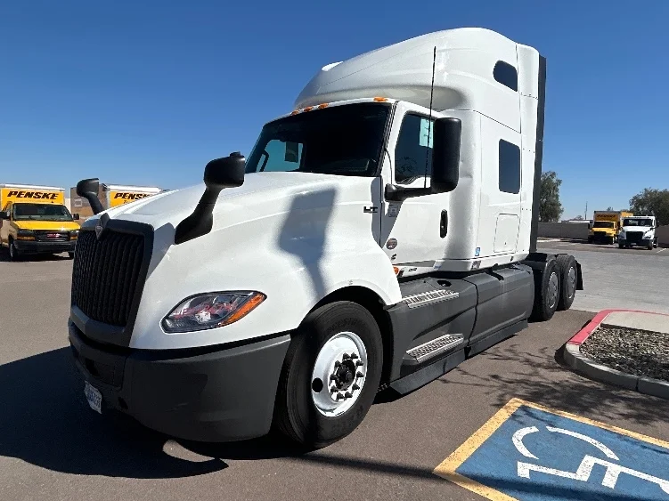 2023 International LT - image 3