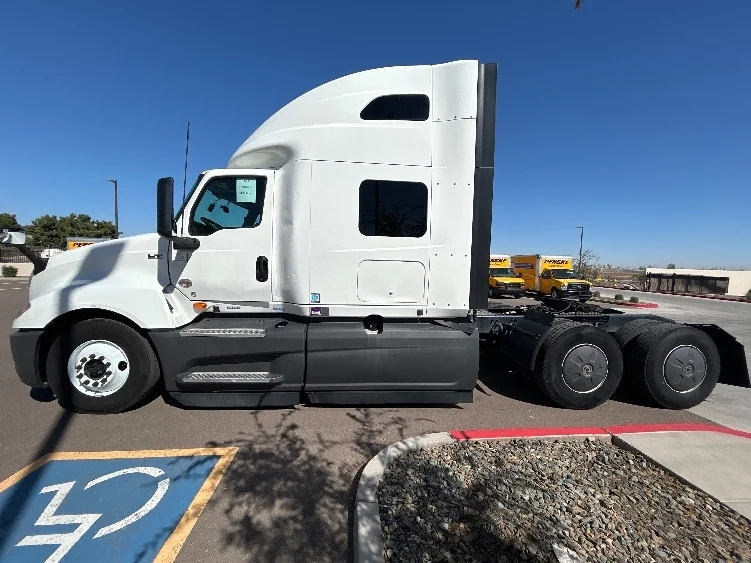 2023 International LT - image 4