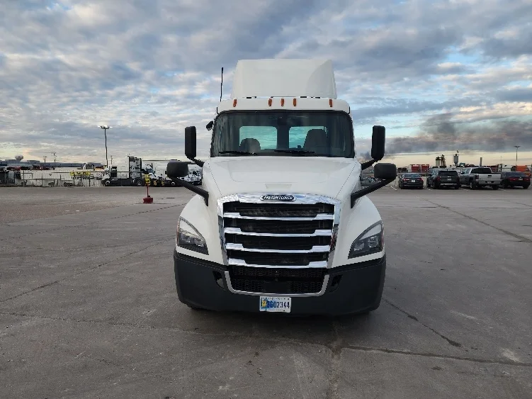 2020 Freightliner Cascadia in Sturtevant, WI — photo 2