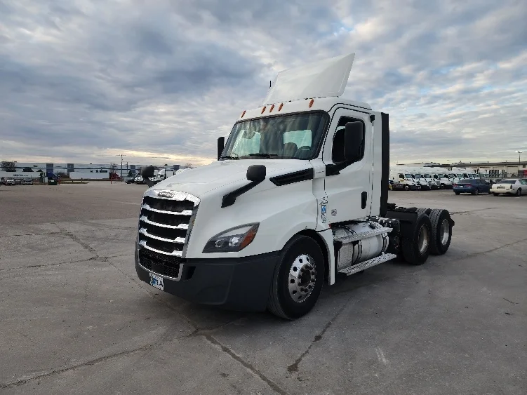 2020 Freightliner Cascadia in Sturtevant, WI — photo 3