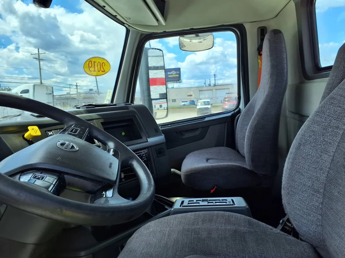 2019 Volvo VNL 860 in Cleveland, OH — photo 7
