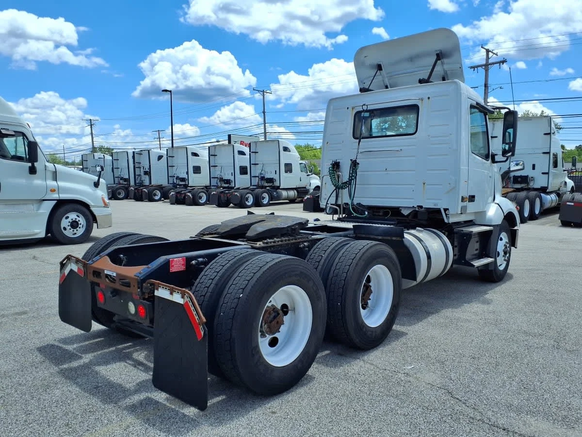 2019 Volvo VNL 860 in Cleveland, OH — photo 4
