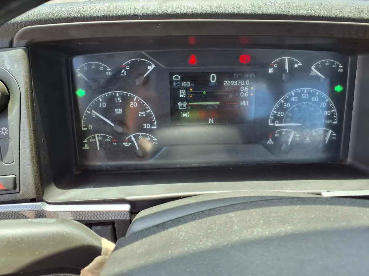 2019 Volvo VNL 860 in Cleveland, OH — photo 10