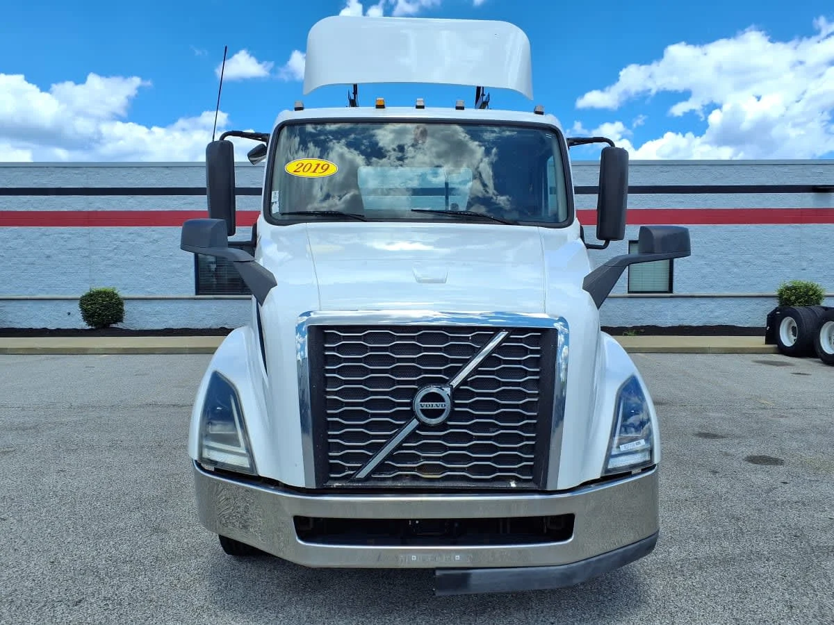 2019 Volvo VNL 860 in Cleveland, OH — photo 2