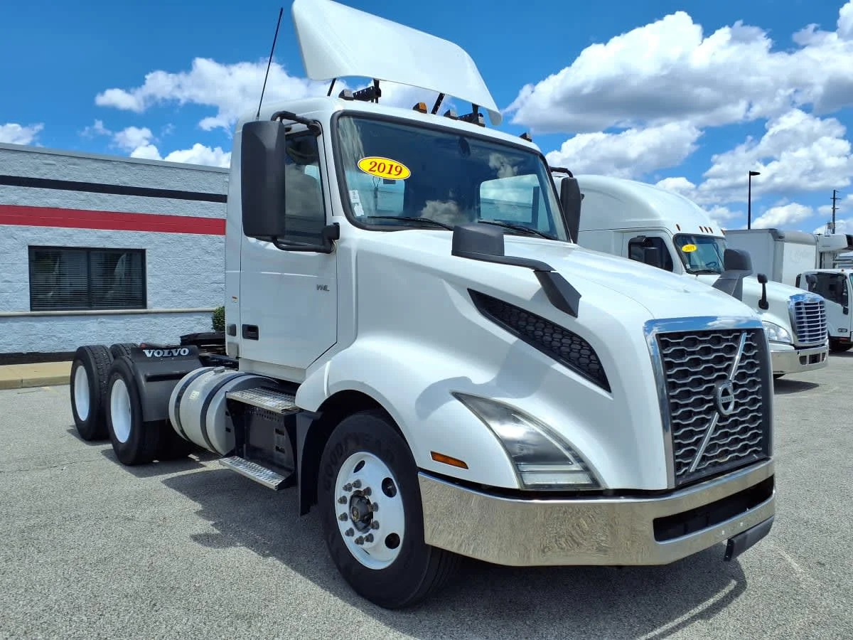 2019 Volvo VNL 860 in Cleveland, OH — photo 3