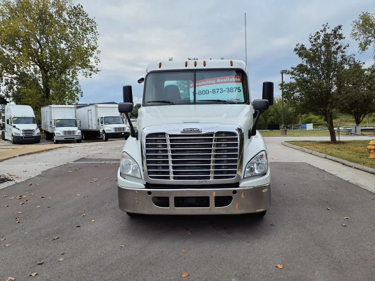 2018 Freightliner Cascadia - image 2