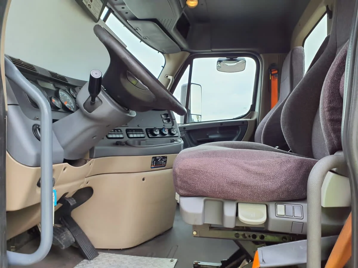 2018 Freightliner Cascadia - image 7