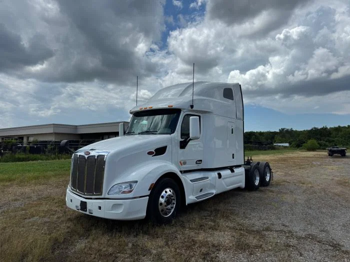 2021 Peterbilt 579 - image 2
