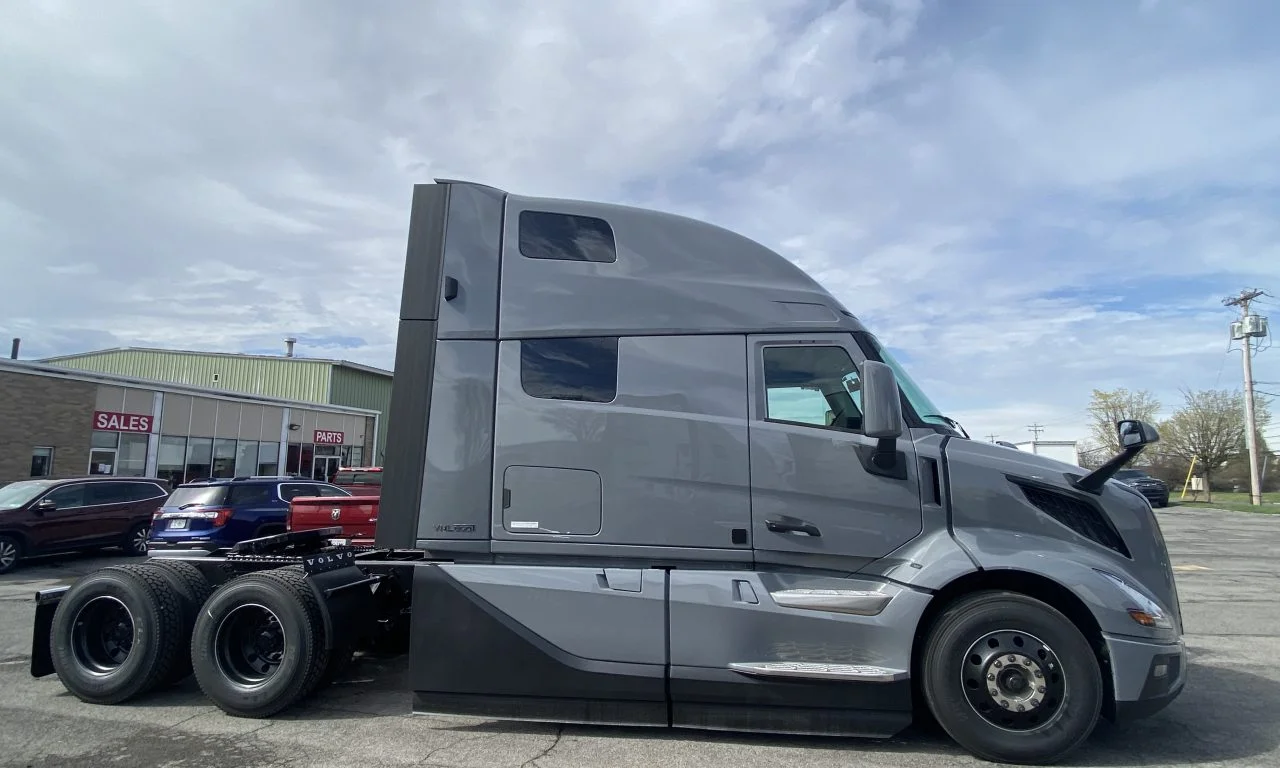 2025 Volvo VNL 860 in Syracuse, NY — photo 3