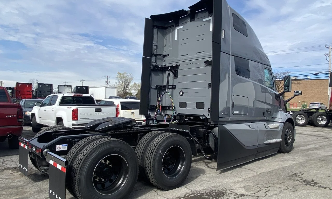 2025 Volvo VNL 860 in Syracuse, NY — photo 5
