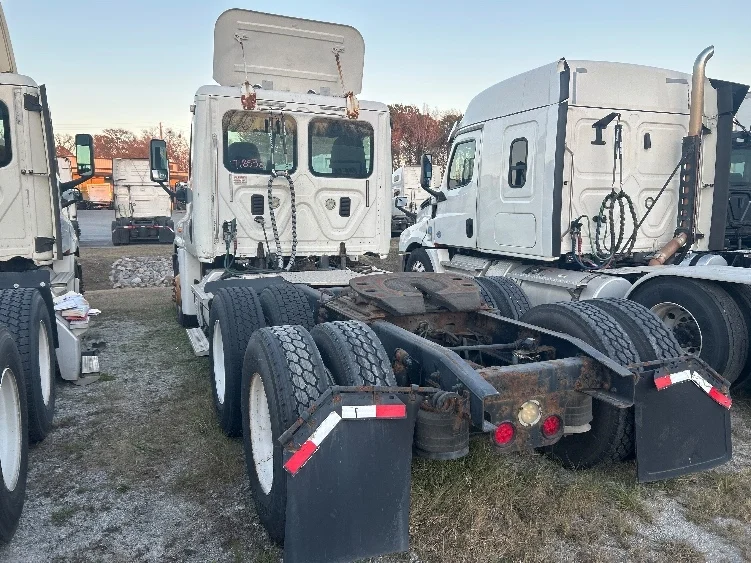 2012 Freightliner Cascadia - image 4
