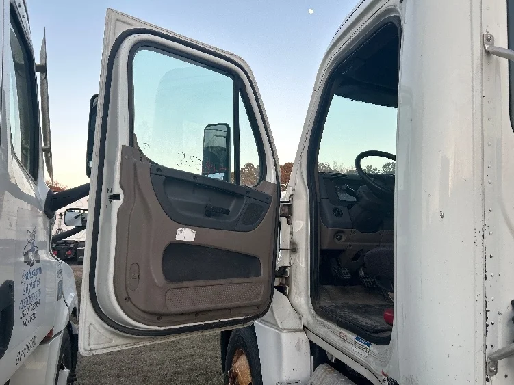 2012 Freightliner Cascadia - image 7