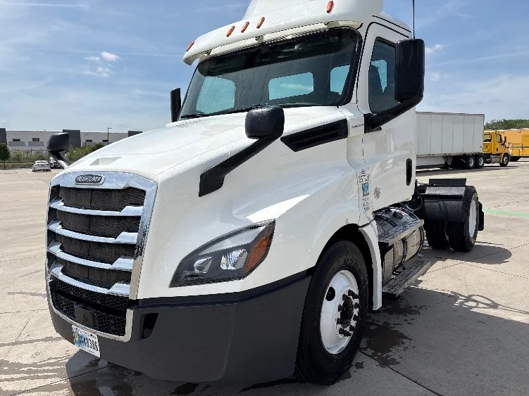 2020 Freightliner Cascadia - image 3