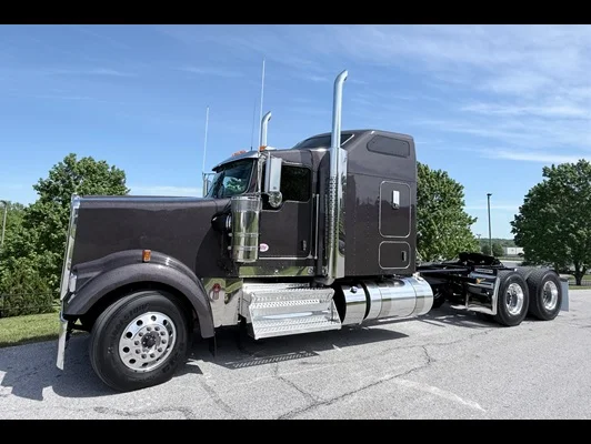 2027 Kenworth W900 in Springfield, MO — photo 2
