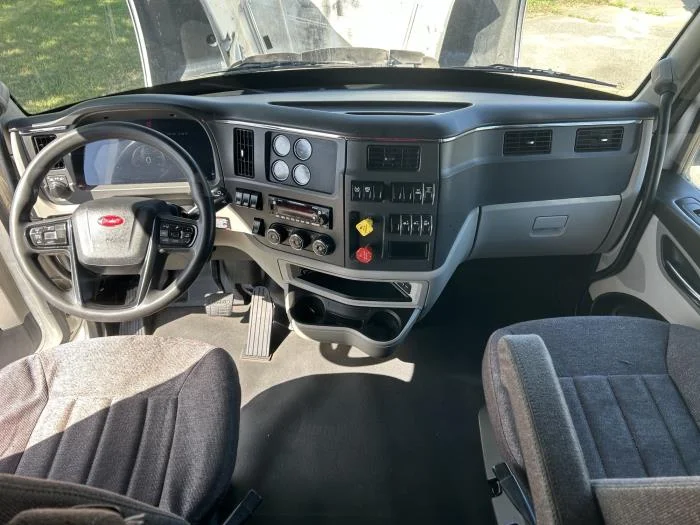 2022 Peterbilt 579 — photo 24