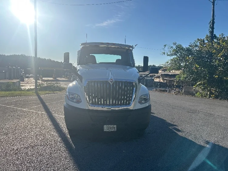 2019 International LT - image 2