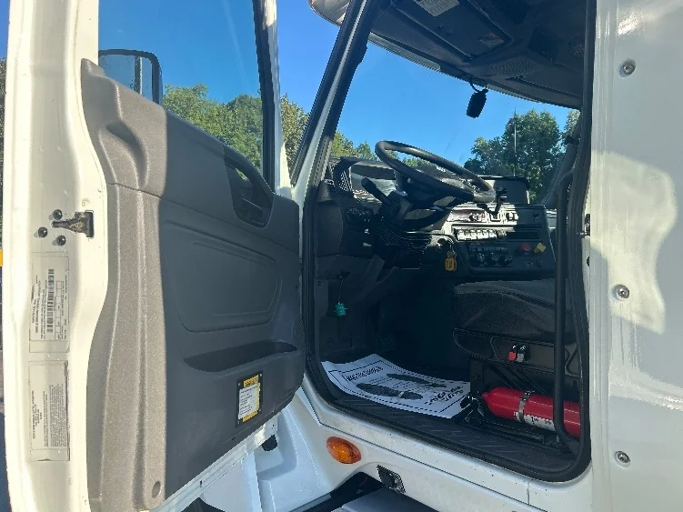 2019 International LT - image 9