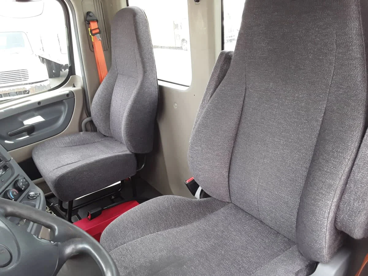 2018 Freightliner Cascadia - image 10