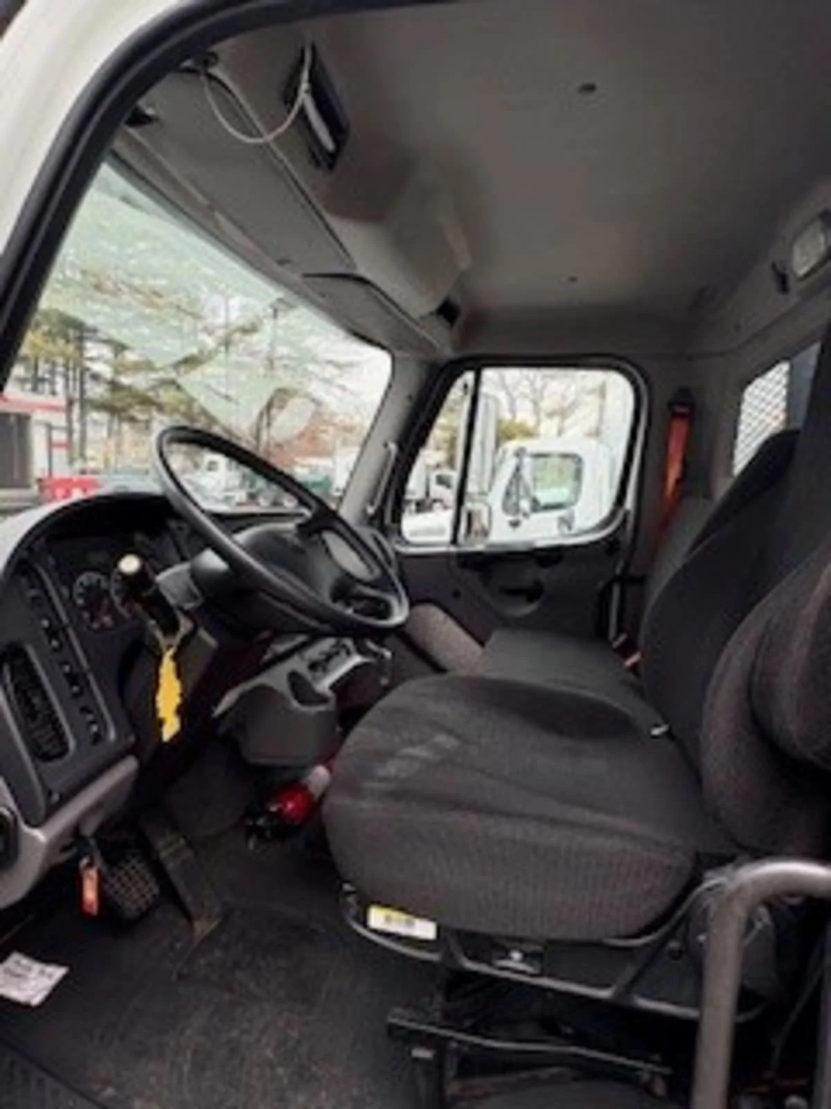 2015 Freightliner M2 106 - image 7