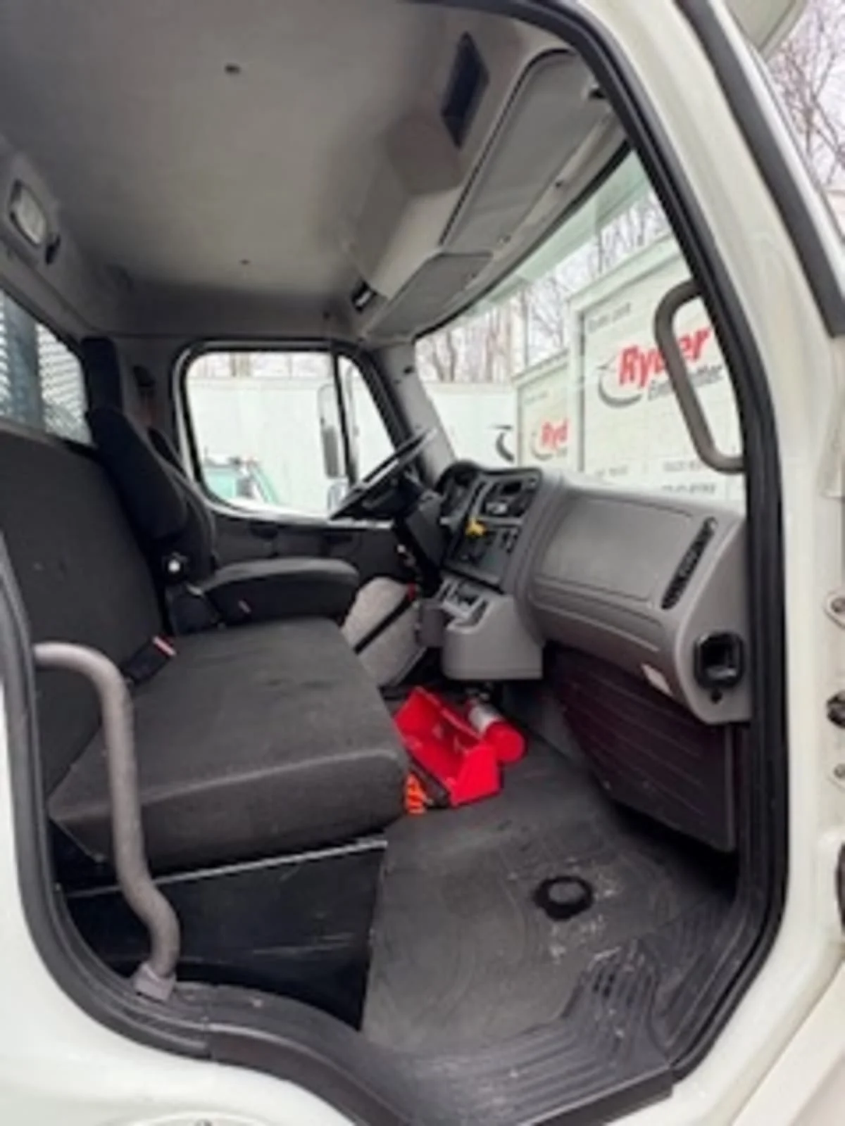 2015 Freightliner M2 106 - image 12