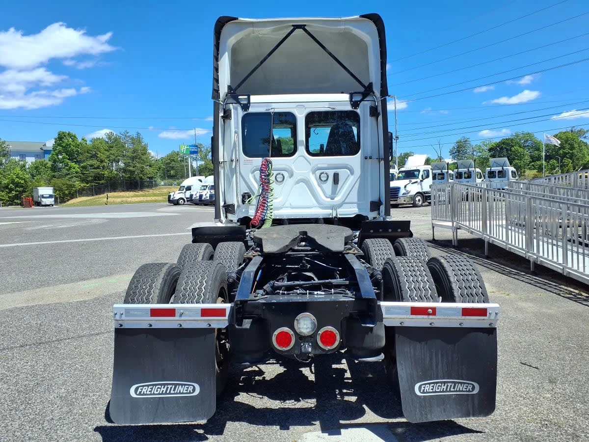 2023 Freightliner Cascadia in Knoxville, TN — photo 5