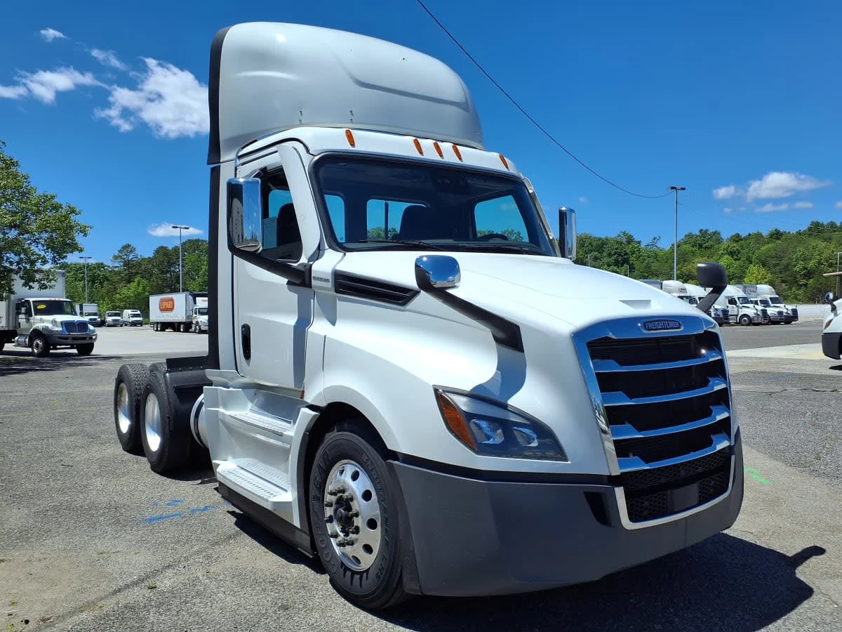 2023 Freightliner Cascadia in Knoxville, TN — photo 3