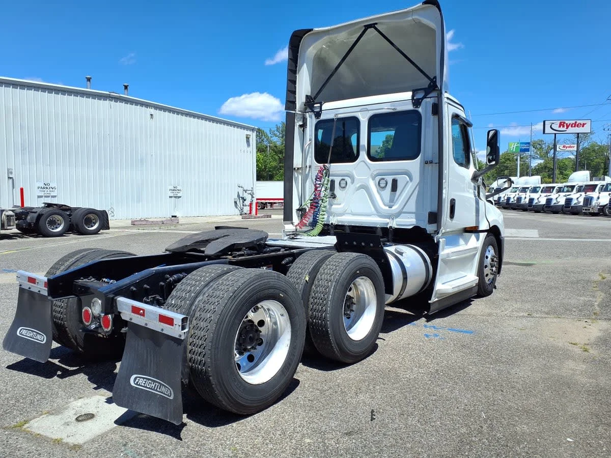 2023 Freightliner Cascadia in Knoxville, TN — photo 4