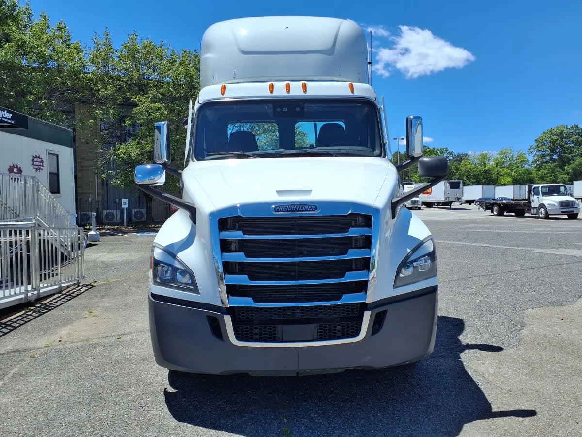 2023 Freightliner Cascadia in Knoxville, TN — photo 2