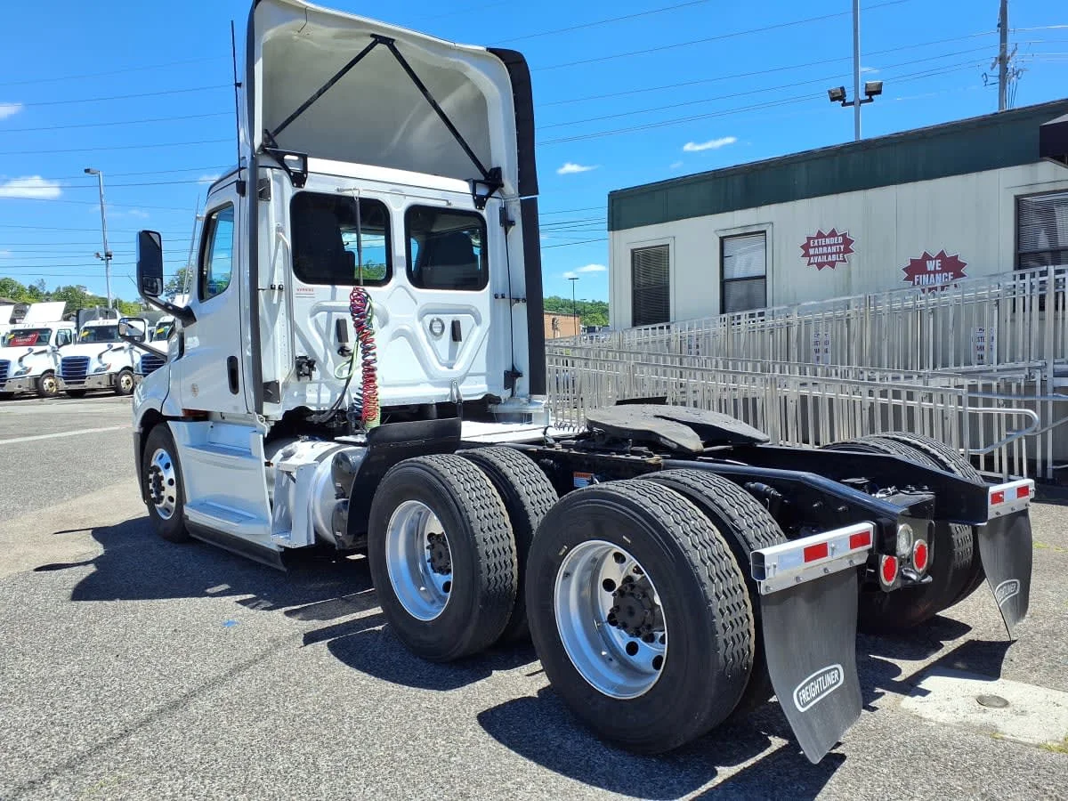 2023 Freightliner Cascadia in Knoxville, TN — photo 6