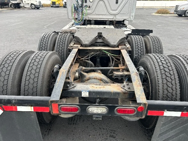 2020 Freightliner Cascadia - image 6