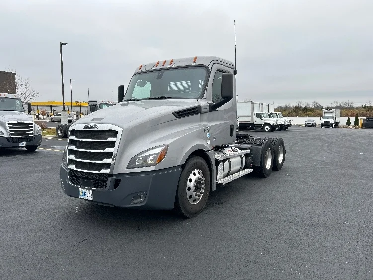 2020 Freightliner Cascadia - image 3