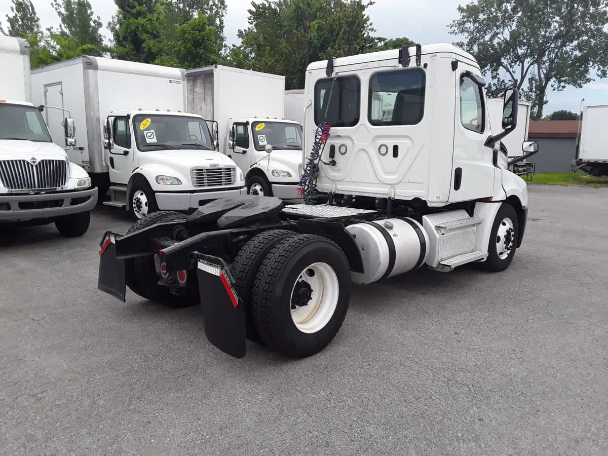 2020 Freightliner Cascadia in La Vergne, TN — photo 4