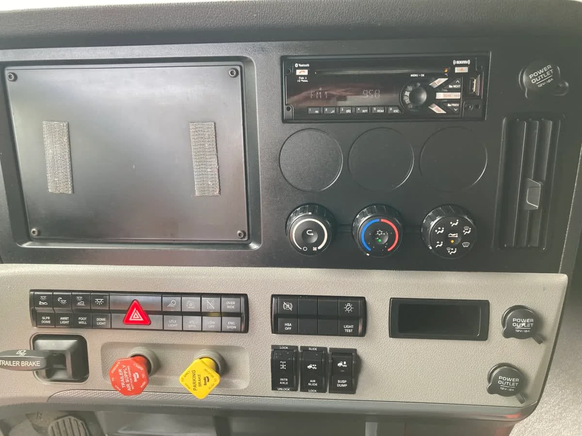 2021 Freightliner Cascadia in Springfield, MA — photo 13