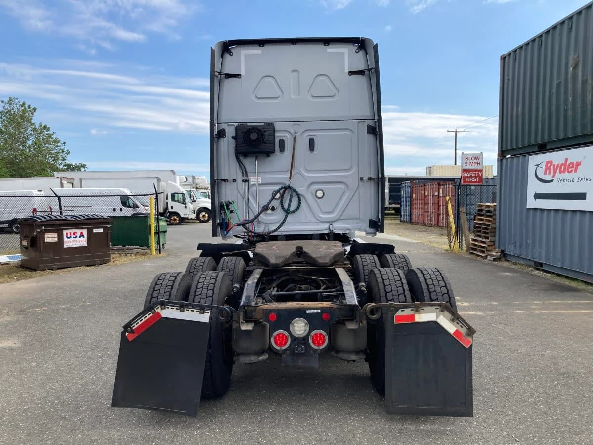 2021 Freightliner Cascadia in Springfield, MA — photo 5