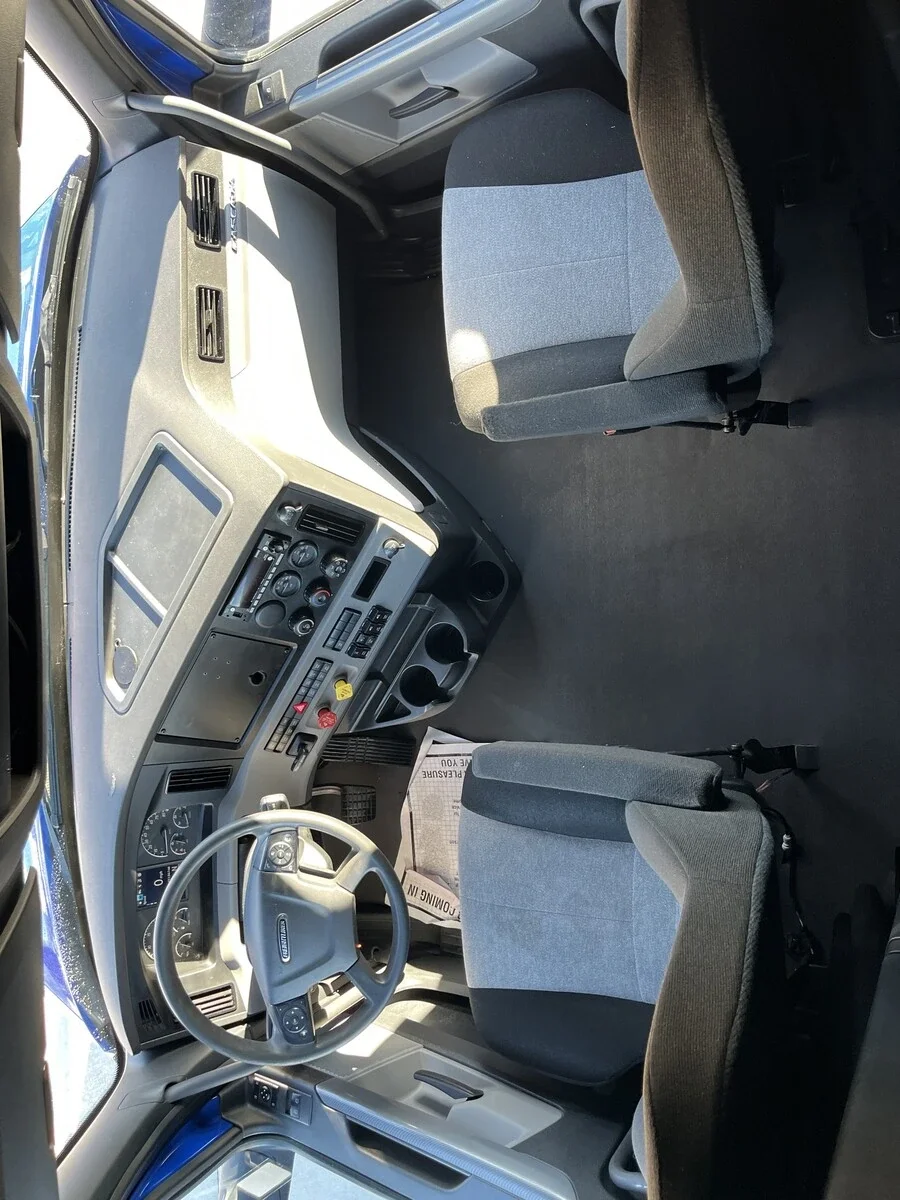 2022 Freightliner Cascadia - image 32